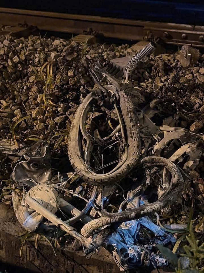 Xe máy bị vò nát sau tai nạn. Ảnh: Thượng Phúc
