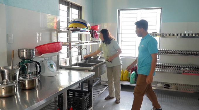 Đoàn tài trợ tham quan căn bếp mới. Ảnh: Bnướch Bức