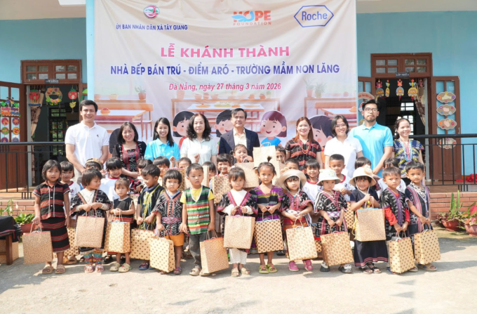 Đoàn tài trợ tặng quà cho học sinh điểm trường. Ảnh: Bnướch Bức