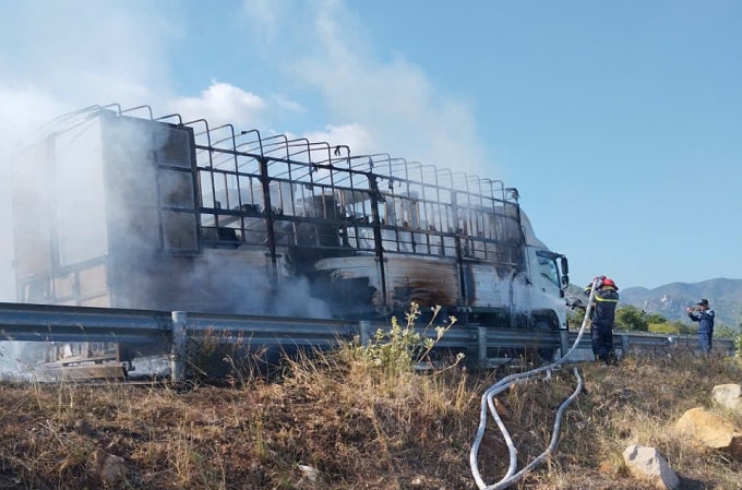 Đến 15h30, lực lượng cứu hỏa khống chế được vụ cháy xe tải. Ảnh: Công an Khánh Hòa