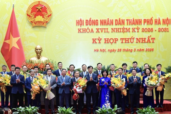 Lãnh đạo Thành ủy, HĐND TP Hà Nội tặng hoa chúc mừng Chủ tịch UBND thành phố, các Phó Chủ tịch UBND thành phố và 17 Uỷ viên UBND thành phố. Ảnh: Hoàng Phong