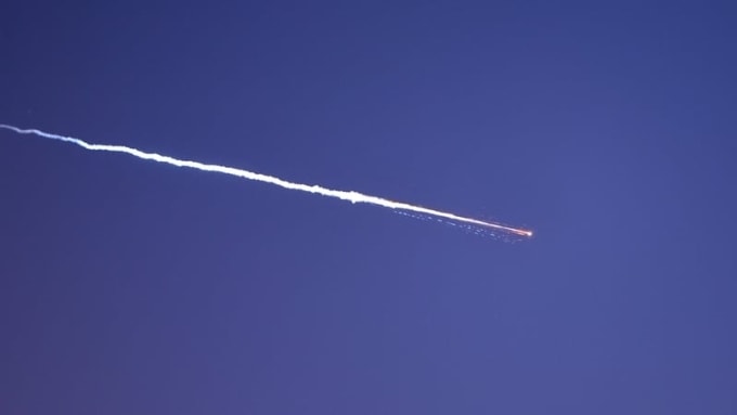 Tên lửa Iran rạch ngang bầu trời thành phố Netanya, Israel trong đợt tập kích quy mô lớn ngày 28/3. Ảnh: AFP