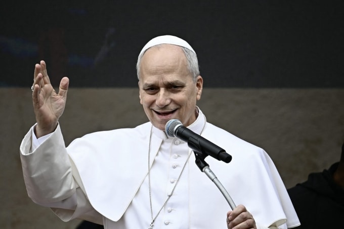 Giáo hoàng Leo XIV vẫy chào giáo dân tại Giáo xứ Thánh Tâm Chúa Jesus, Rome trong chuyến thăm mục vụ ngày 15/3. Ảnh: AFP