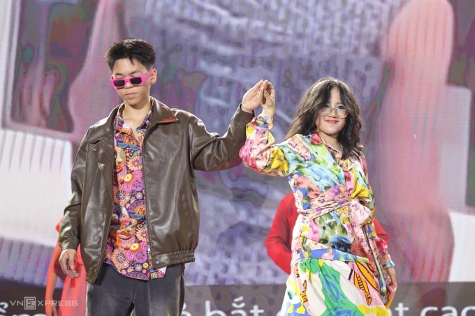 Thời trang Mỹ trong nửa cuối thế kỷ 20 được học sinh tái hiện trên sân khấu, tối 27/3. Ảnh: Thanh Hằng