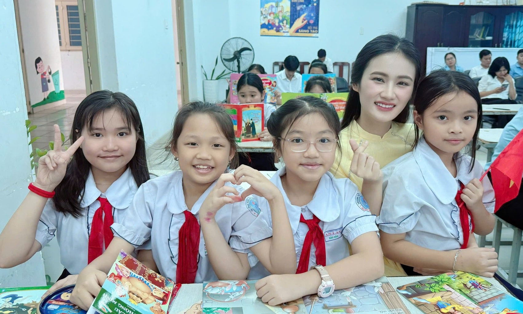 Quá trình thực hiện dự án nhân ái của Hoa hậu Ý Nhi