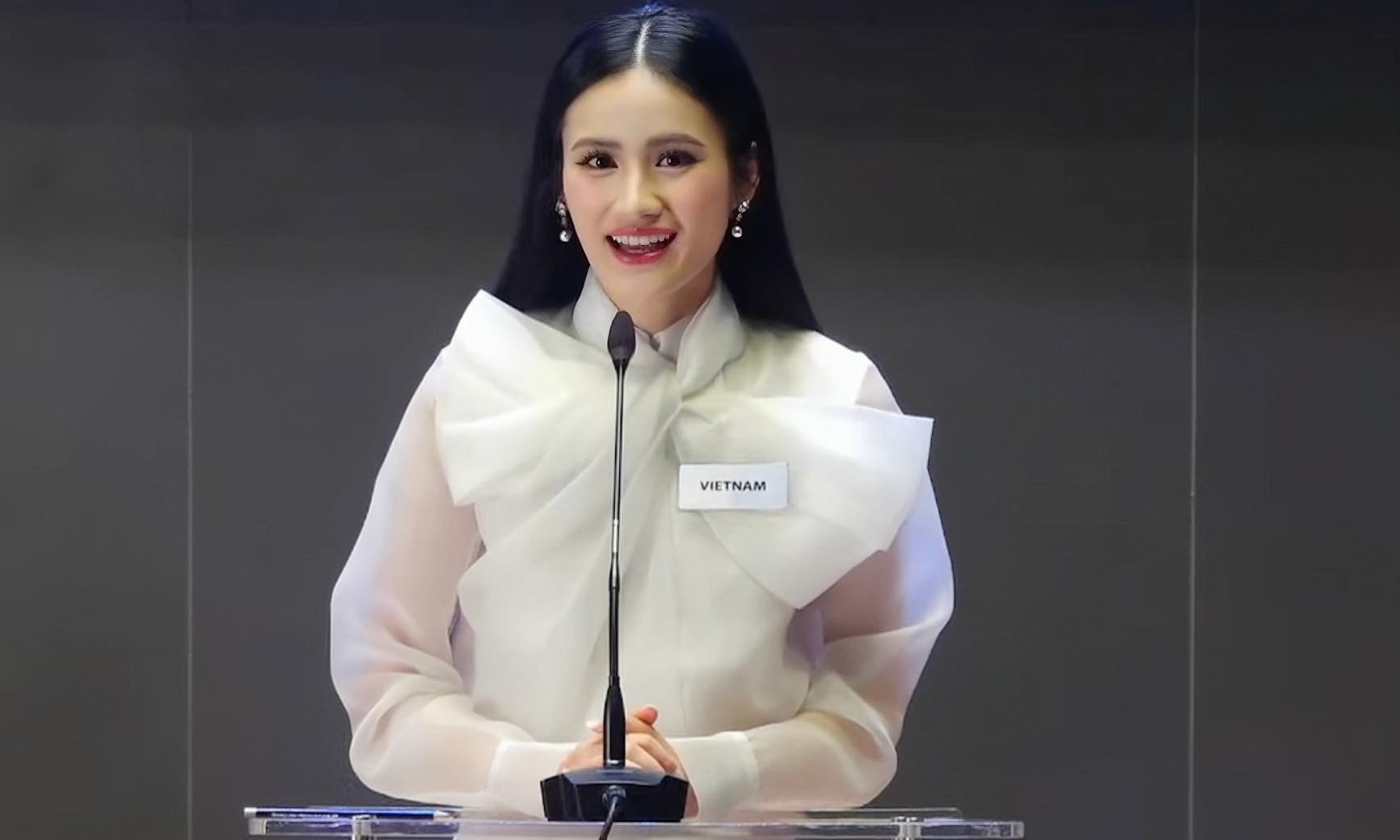 Ý Nhi thuyết trình 'sách và ước mơ' tại Miss World