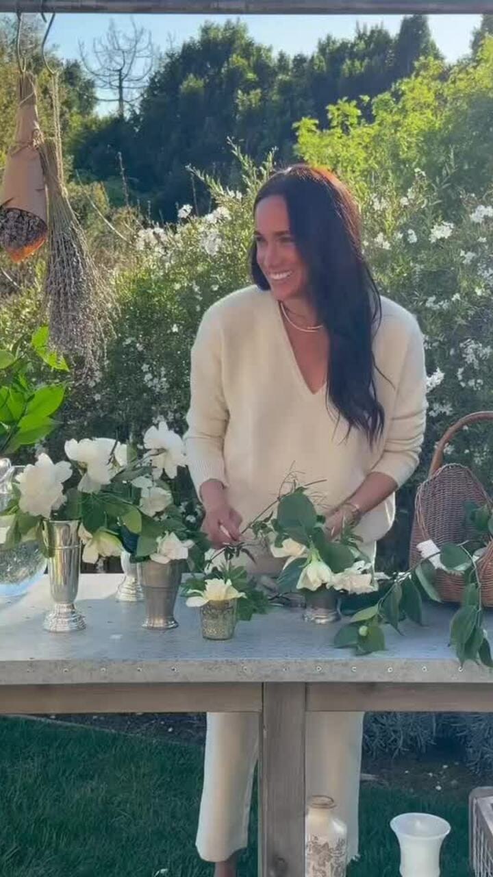 Meghan Markle cắm hoa trong vườn nhà