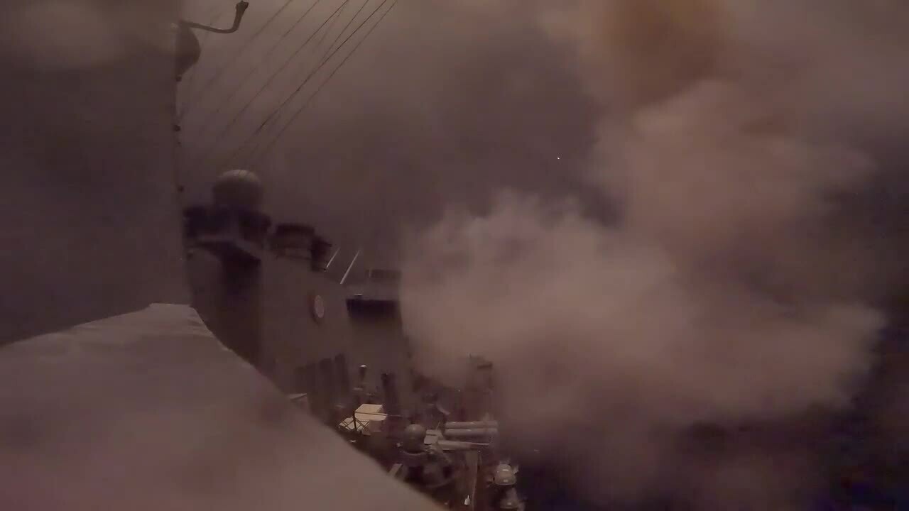 Khu trục hạm Mỹ khai hỏa tên lửa