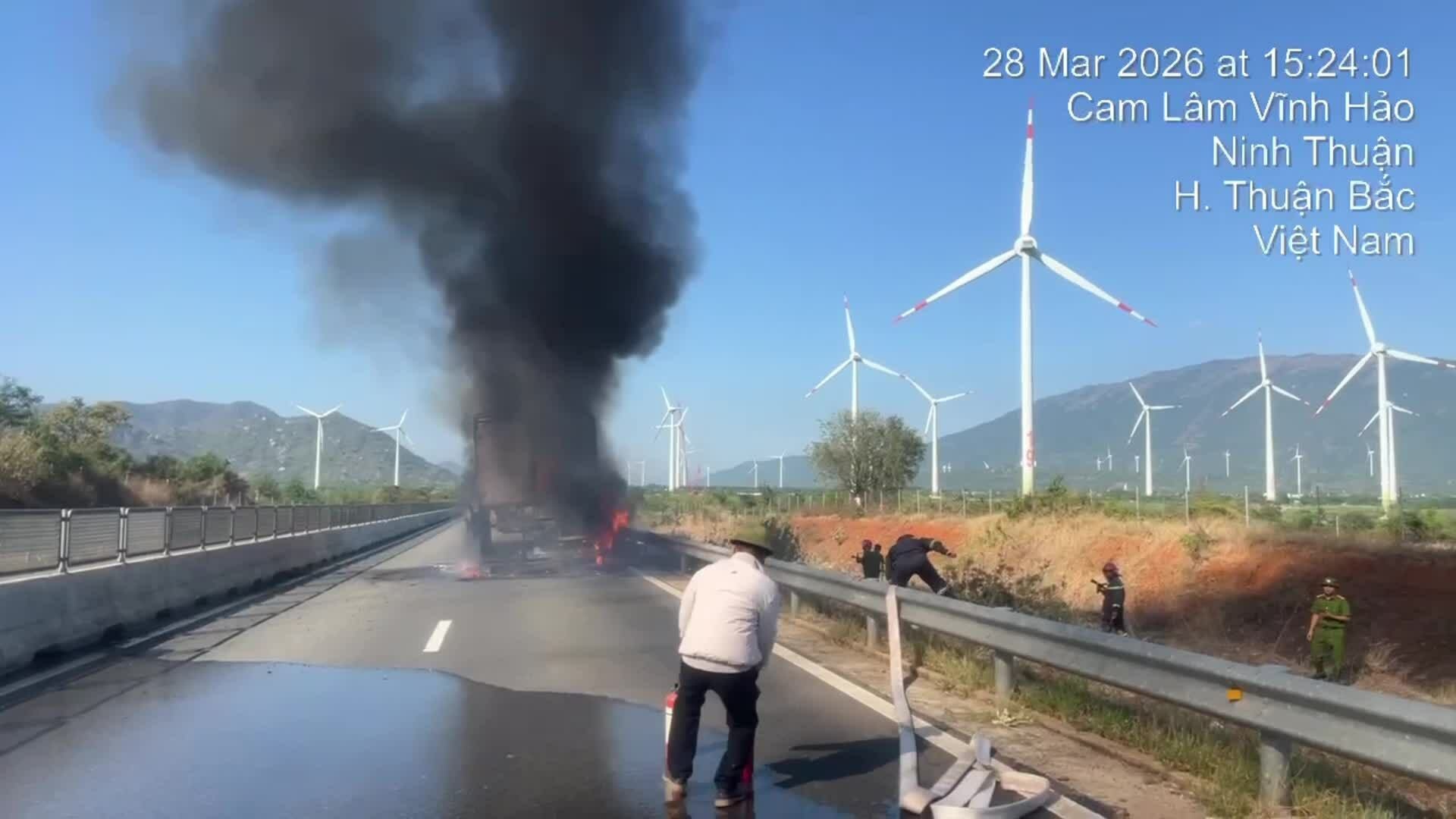 Cháy xe tải trên cao tốc Cam Lâm - Vĩnh Hảo, ùn tắc kéo dài