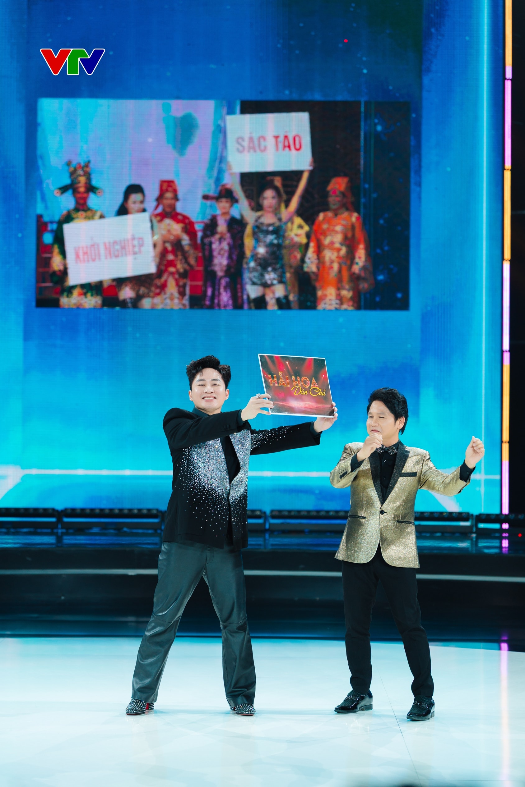 Đặc biệt, sự xuất hiện lần đầu của ca sĩ Tùng Dương trong không gian Táo quân. Không chỉ thử sức với diễn xuất, nam ca sĩ còn kết hợp cùng Trọng Tấn mang đến màn trình diễn đầy catwalk ngẫu hứng, tạo thêm màu sắc mới cho chương trình.