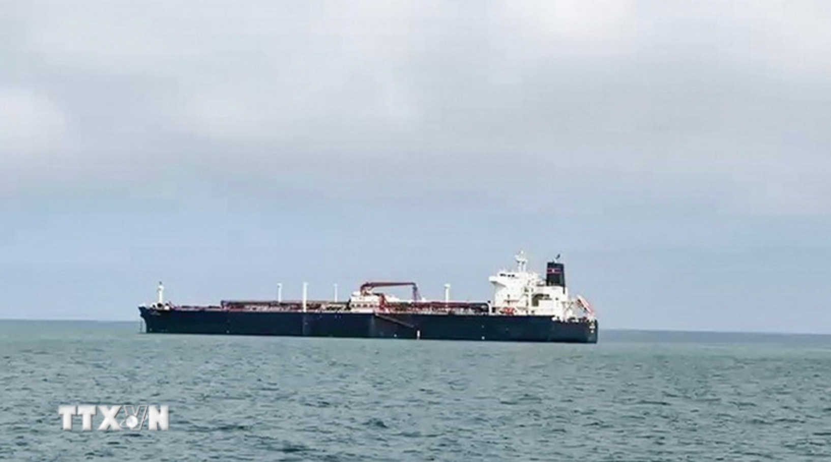 Tàu di chuyển qua eo biển Hormuz. (Ảnh: ANI/TTXVN)