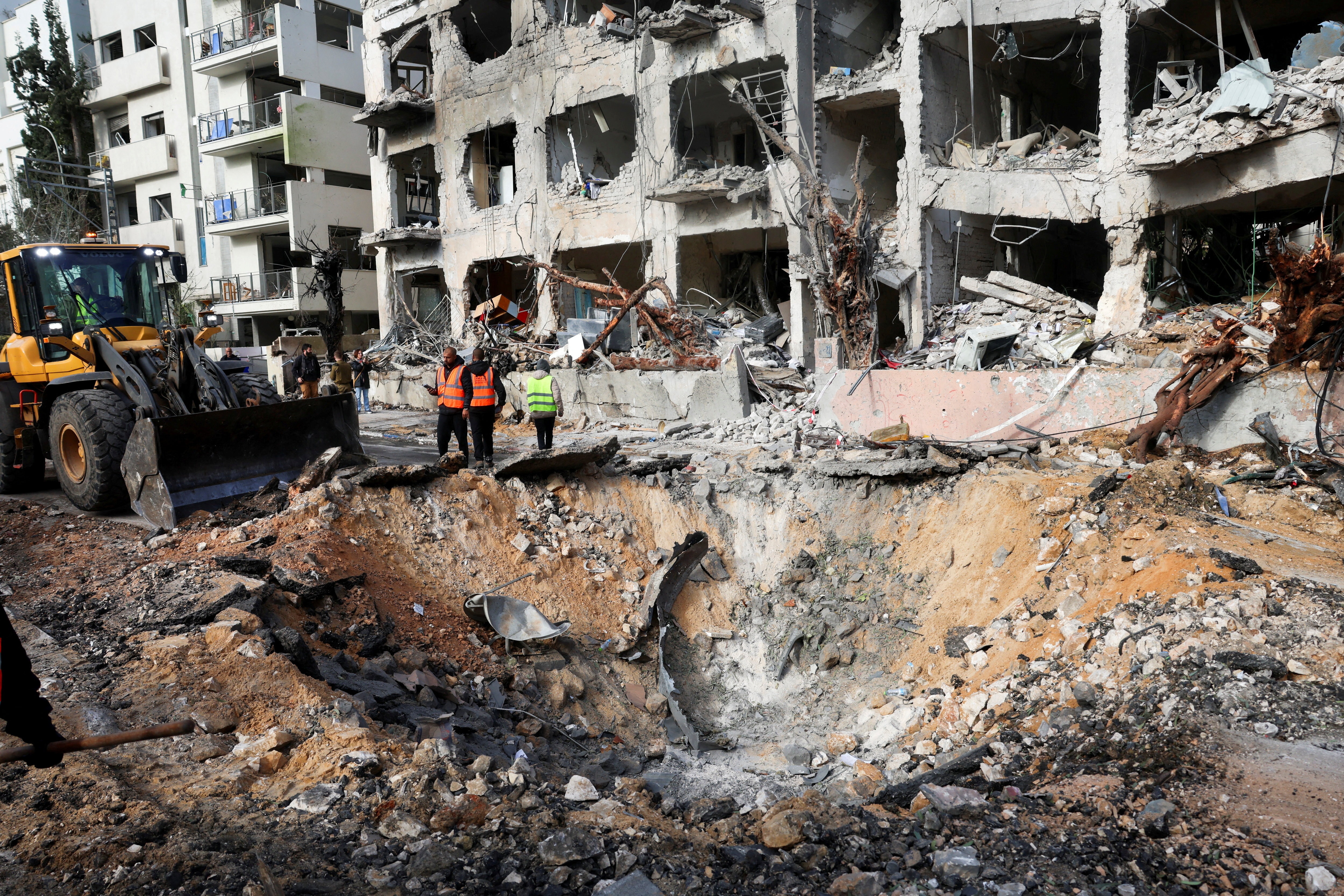 Hiện trường tòa nhà dân cư trúng tên lửa Iran, sau khi Tehran phóng loạt tên lửa đáp trả các cuộc tấn công của Mỹ và Israel hôm thứ Bảy, tại Tel Aviv, Israel, ngày 1/3/2026. (Ảnh: REUTERS/Ronen Zvulun)