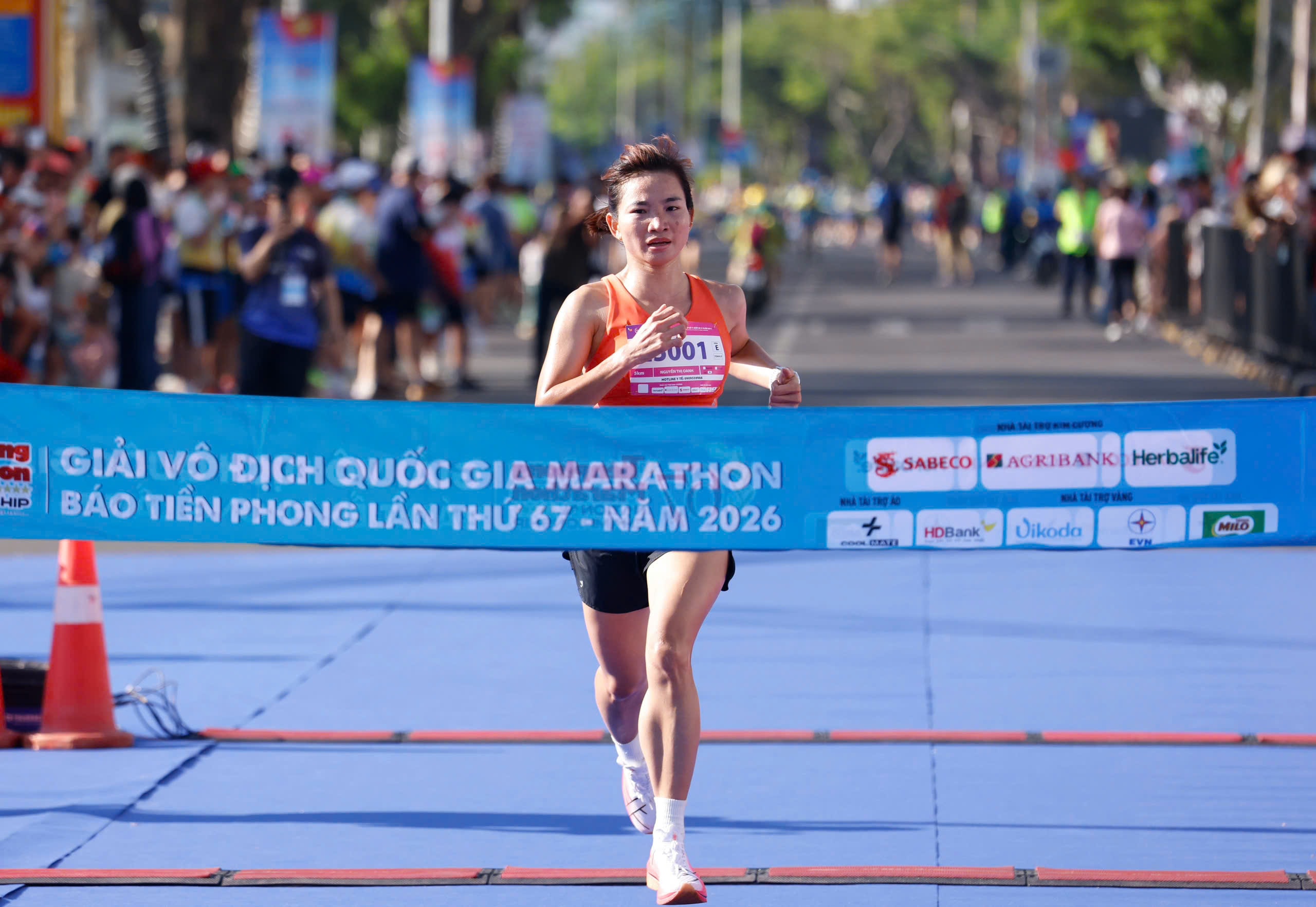 Nguyễn Thị Oanh lần thứ 10 về nhất ở Tiền Phong Marathon.