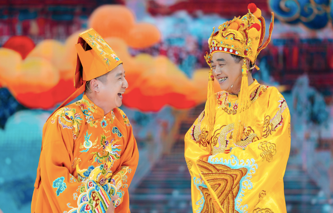 Dù thời lượng ngắn, ê-kíp vẫn nỗ lực giữ tinh thần châm biếm đặc trưng đã làm nên thương hiệu Táo quân suốt nhiều năm qua