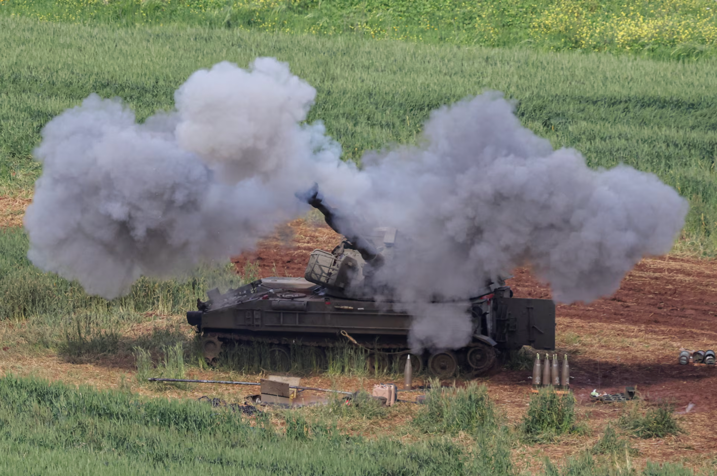 Đơn vị pháo binh Israel khai hỏa về phía Lebanon, trong bối cảnh leo thang xung đột giữa Israel và Hezbollah. (Ảnh: Reuters)
