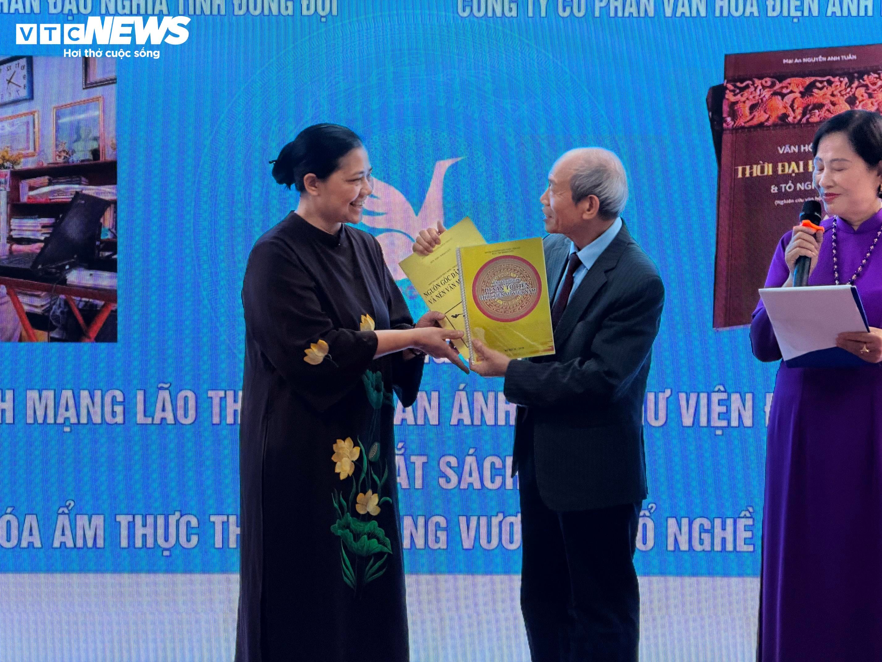 Bà Nguyễn Thị Hằng, Đại diện công ty Văn hoá điện ảnh Hồng Hạc nhận những cuốn sách quý, trong đó có những công trình của nhà nghiên cứu văn hóa Việt cổ Lê Văn Ánh.