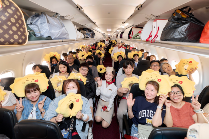 Hành khách trên chuyến bay quốc tế đầu tiên của SPA. Ảnh: Sun Group