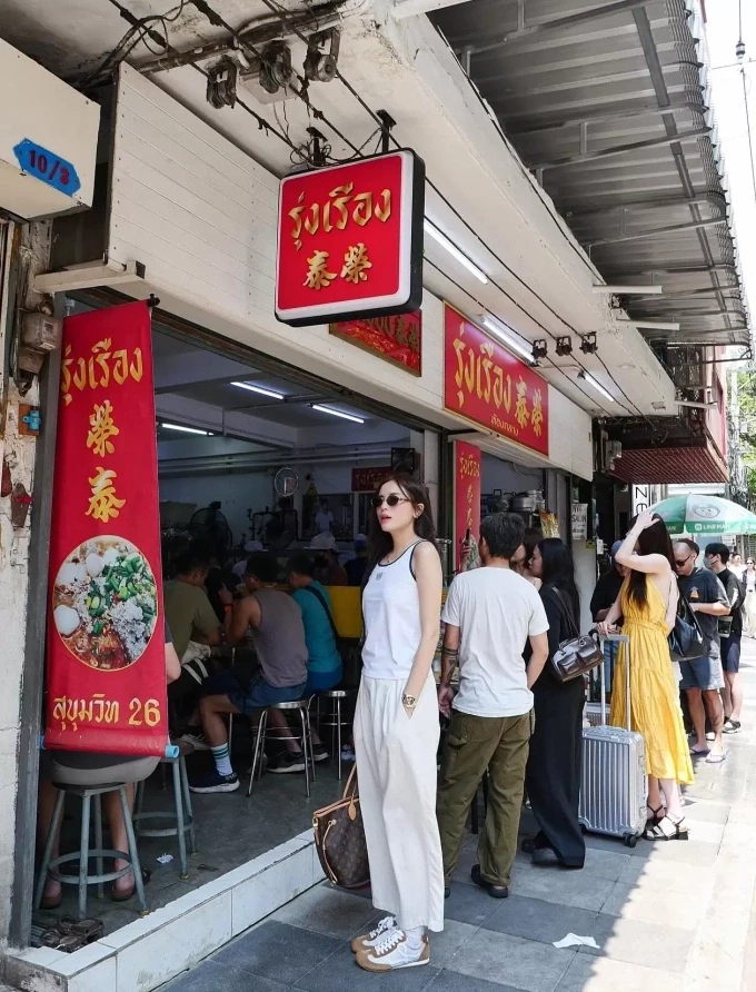 Kỳ Duyên xếp hàng đợi ăn mì. Ảnh: Facebook nhân vật