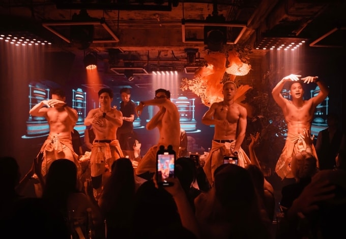 Các vũ công biểu diễn tại quán bar HYBRA On Top, Hà Nội. Ảnh: M.N