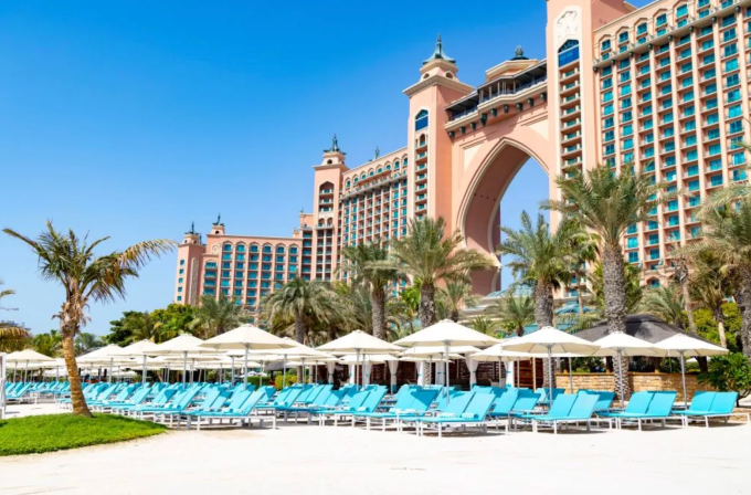 Nhiều ghế tắm nắng tại các khu du lịch có thể sẽ không có người ngồi trong một thời gian.  Ảnh: UCG/Universal Images Group Editorial