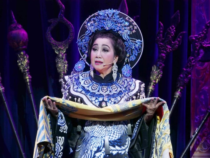 Nghệ sĩ Thanh Thanh Tâm trong tạo hình Thái hậu Dương Vân Nga ở liveshow tối 28/3. Ảnh: Hoàng Kim