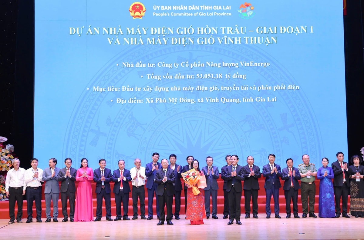 Đại diện tỉnh Gia Lai và lãnh đạo VinEnergo ký hợp tác xây dựng nhà máy điện gió Hòn Trâu (giai đoạn 1) và nhà máy điện gió Vĩnh Thuận. Ảnh: VinEnergo