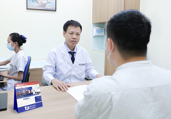 Phó giáo sư Vĩnh hướng dẫn người bệnh theo dõi nốt phổi. Ảnh: Bệnh viện Đa khoa Tâm Anh