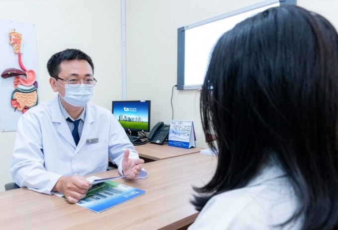 Bác sĩ Long đang khám cho người bệnh. Ảnh minh họa: Bệnh viện Đa khoa Tâm Anh