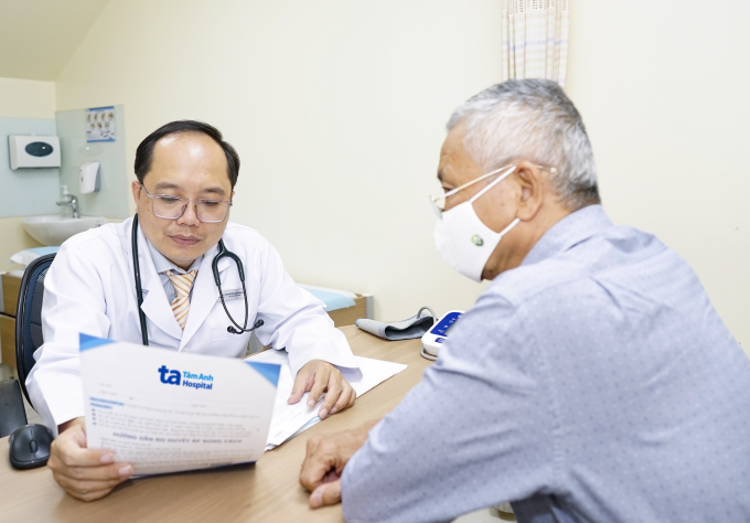 Người bị rối loạn mỡ máu cần tái khám định kỳ để theo dõi chỉ số. Ảnh: Bệnh viện Đa khoa Tâm Anh