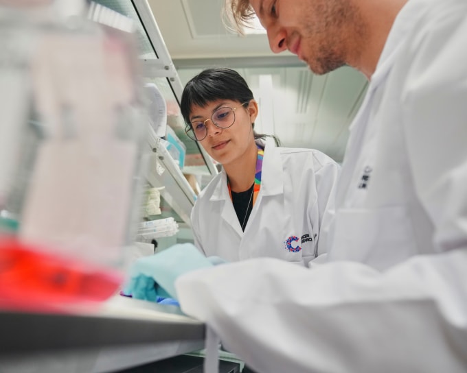 Các chuyên gia làm việc trong phòng thí nghiệm để tìm ra cơ chế hình thành ung thư phổi. Ảnh: Cancer Research UK