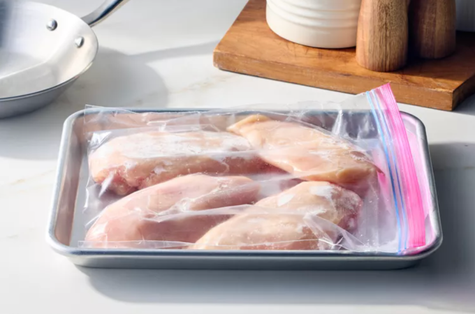 Cách tốt nhất là để thịt gà trong ngăn mát tủ lạnh qua đêm, song để nhanh hơn có thể ngâm trong bát nước lạnh và thay nước mỗi 30 phút. Ảnh: Carson Downing