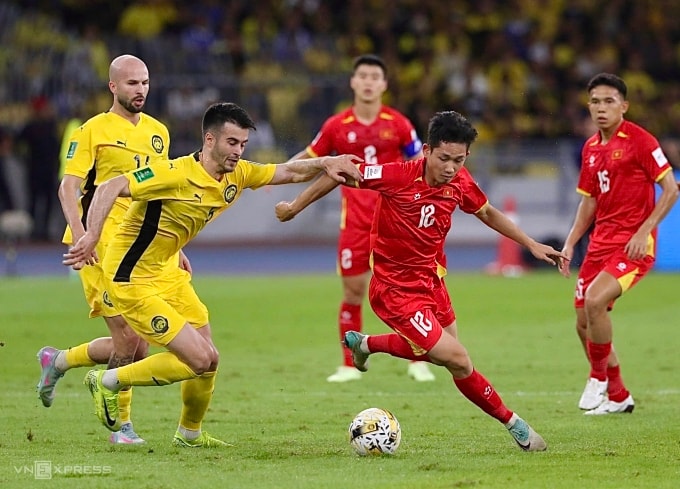 Đội tuyển Việt Nam (áo đỏ) thua Malaysia 0-4 ở lượt hai bảng F vòng loại cuối Asian Cup 2027, trên sân Bukit Jalil, Malaysia ngày 10/6/2025. Đến ngày 17/3/2026, LĐBĐ châu Á xử Malaysia thua 0-3 vì sử dụng cầu thủ vi phạm tư cách thi đấu. Ảnh: Hai Tư