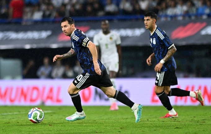 Messi đi bóng trong trận giao hữu Argentina 2-1 Mauritania hôm 27/3. Ảnh: Reuters