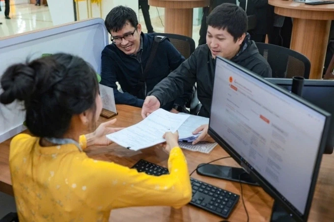 Người dân đến làm thủ tục hành chính tại bộ phận một cửa của Bộ Khoa học và Công nghệ. Ảnh:Minh Tuyết