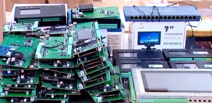 Các thiết bị bị thu giữ. Ảnh: VTV