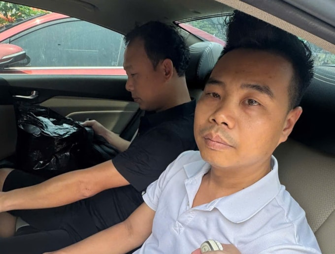 Hai nam thanh niên bị bắt. Ảnh: Linh Đan