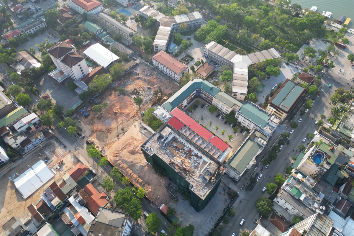 Trụ sở cũ của Công an TP Huế trên đường Trần Cao Vân đang được tháo dỡ. Ảnh: Võ Thạnh