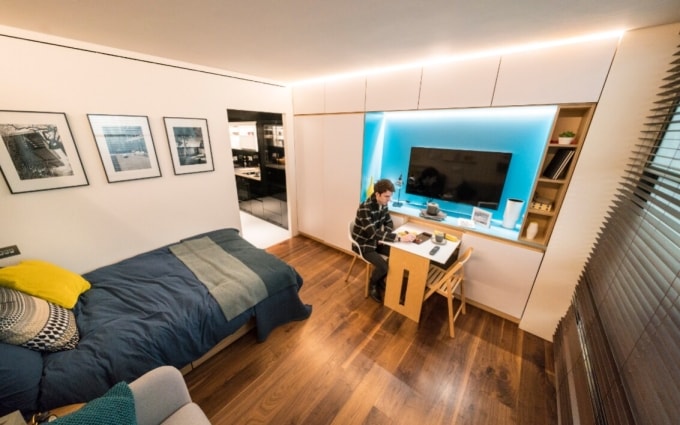 Phòng ngủ kiêm luôn khu vực làm việc và giải trí trong một căn hộ thuê không có phòng khách. Ảnh: Andrew Crowley
