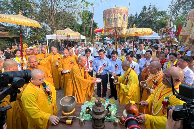 Các đại biểu thực hiện nghi thức đặt viên gạch đầu tiên để xây dựng chùa Da sau Lễ động thổ. Ảnh: Quốc Huy