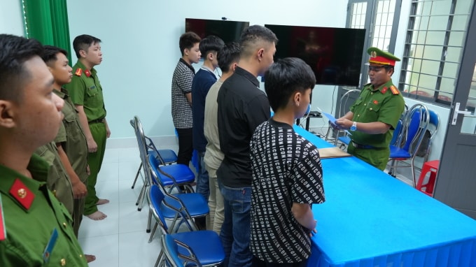 5 nghi phạm thiếu niên tại cơ quan điều tra. Ảnh: Trọng Tín