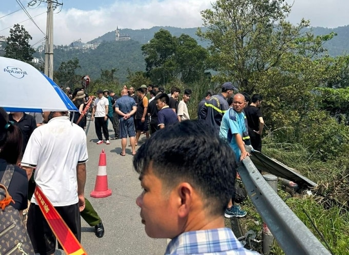 Đoạn đường Tam Đảo tắc nghẽn sau khi chiếc xe 29 chỗ rơi. Ảnh: Hương Mạnh