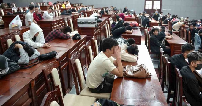 Nhóm người lao động được sàng lọc tại cửa khẩu Hoa Lư. Ảnh: Thái Hà