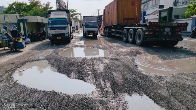 Hư hỏng, xuống cấp trên đường Bến Nghé. Ảnh: Đình Văn