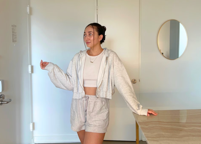 Jen Sierra, 25 tuổi, trong căn hộ của cô tại New York. Ảnh: Jen Sierra/REUTERS