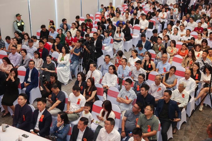 Hàng trăm khách hàng tham dự lễ khai trương. Ảnh: Quỳnh Trần