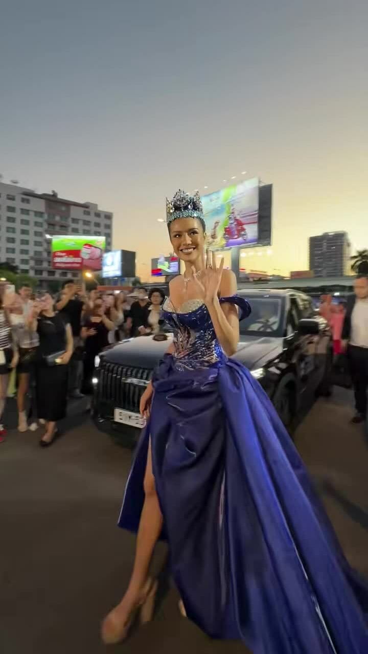 Miss World Opal Suchata trên thảm đỏ chung kết Miss World Vietnam 2025