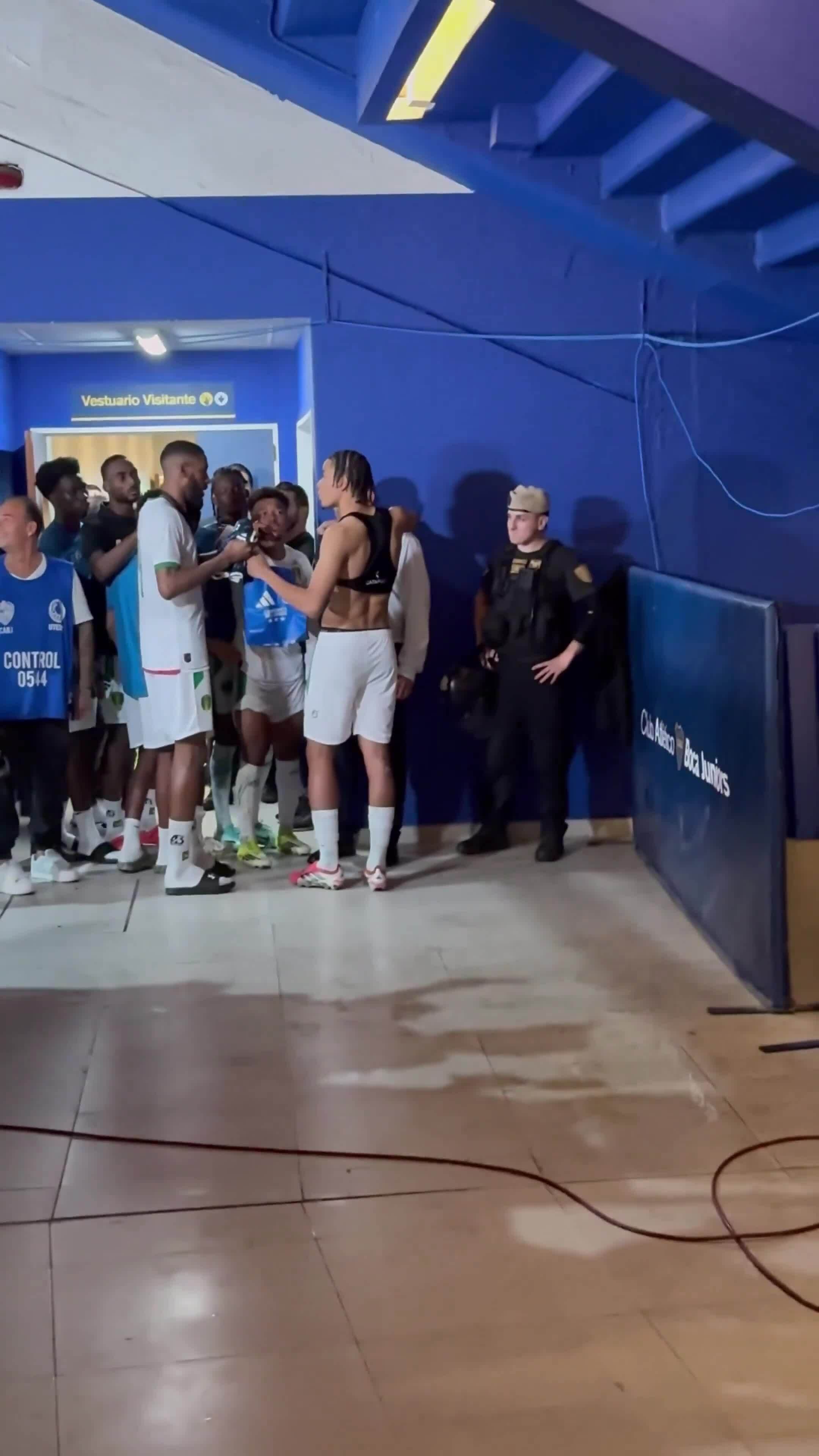 Đối thủ tranh nhau áo đấu của Messi