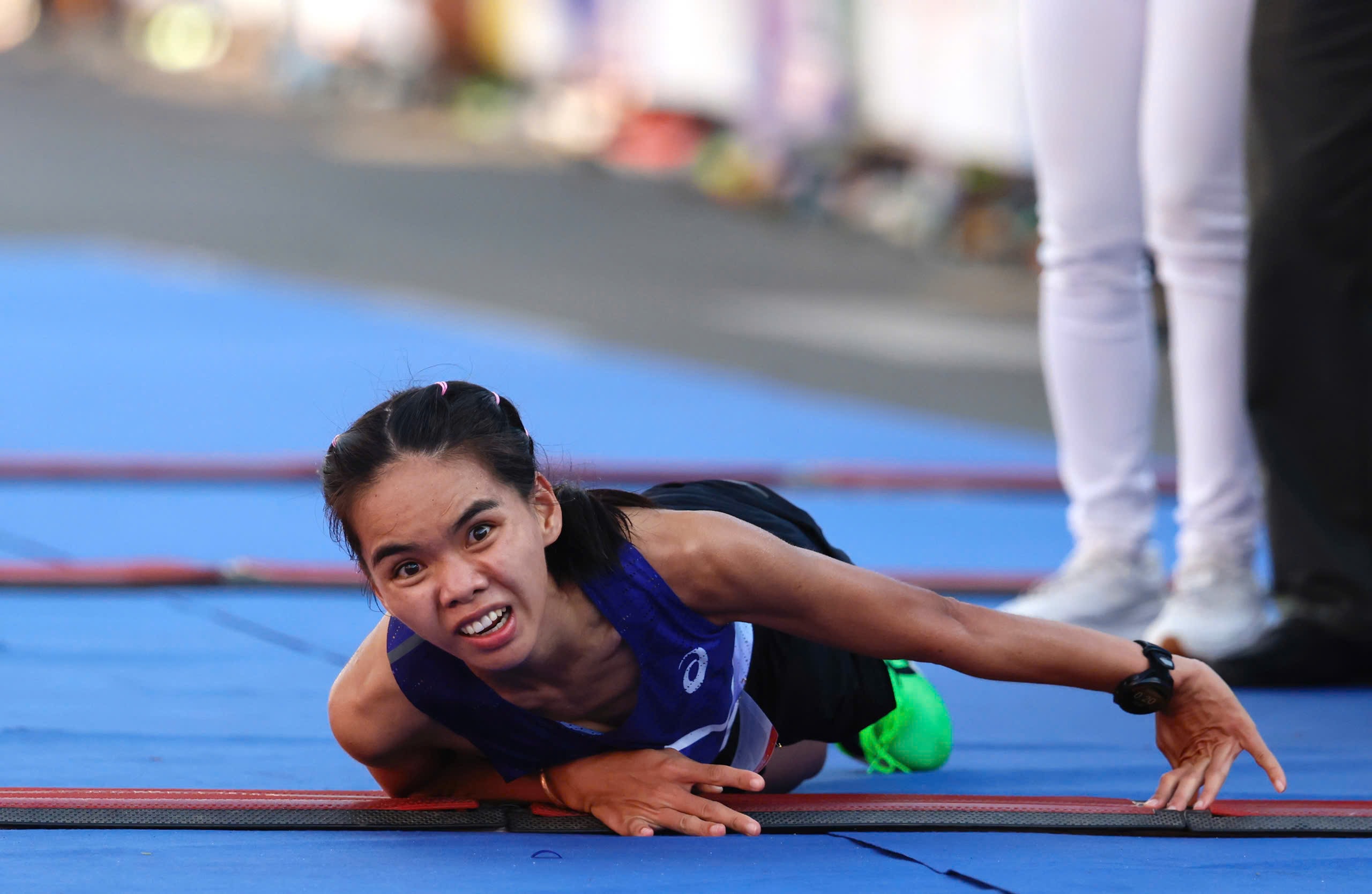 Tuyển thủ Ngọc Hoa bò về đích ở giải Tienphong Marathon