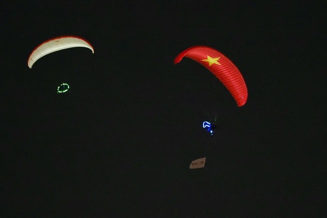 VIDEO: Người dân tại TPHCM sắp được ngắm toàn cảnh thành phố bằng dù lượn - Ảnh 1.