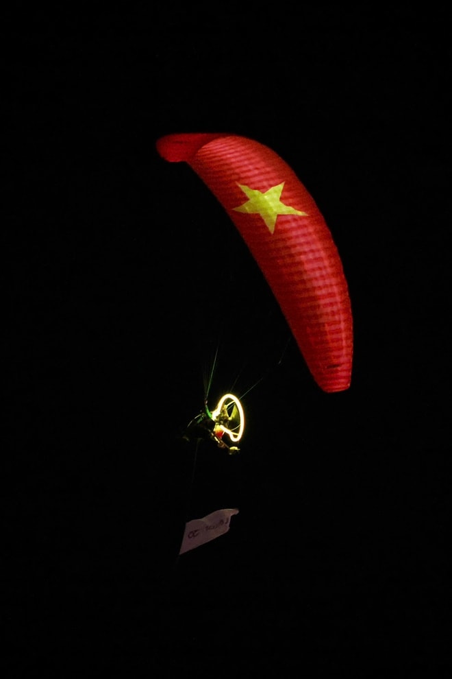 VIDEO: Người dân tại TPHCM sắp được ngắm toàn cảnh thành phố bằng dù lượn - Ảnh 3.